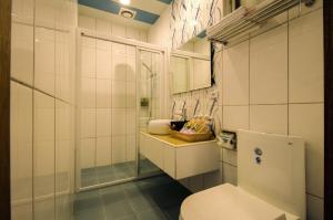 行健村的住宿－宜蘭輕鬆駐民宿，一间带卫生间和淋浴的浴室