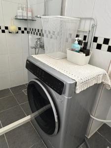 - un lave-linge avec un comptoir dans l'établissement If House Hongdae, à Séoul