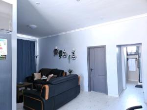 sala de estar con sofá azul y puerta en Villa Serene Lusaka en Lusaka