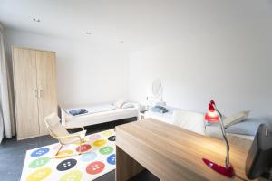 een woonkamer met een bank en een tafel in een kamer bij Chasa Emerita Moderne 3,5-Zimmer Terrassenwohnung mit Panoramablick in Scuol