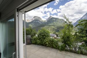 desde el balcón de una casa con vistas a las montañas en Chasa Emerita Moderne 3,5-Zimmer Terrassenwohnung mit Panoramablick, en Scuol