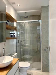 La salle de bains est pourvue d'une douche, de toilettes et d'un lavabo. dans l'établissement Apartamentos Gran Sol con jardin, à Ciudad Quesada