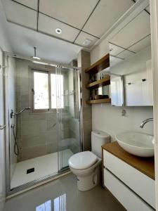 La salle de bains est pourvue de toilettes, d'une douche et d'un lavabo. dans l'établissement Apartamentos Gran Sol con jardin, à Ciudad Quesada
