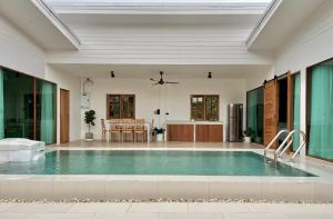 LOCO Pool Villa by Patra Agaligotel 내부 또는 인근 수영장