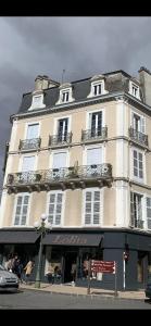 ein großes Gebäude an der Ecke einer Straße in der Unterkunft C’est l’app’Art! Pau centre in Pau