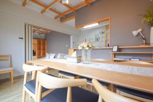 奈良的住宿－Comfy Stay TDS，一间带长桌和椅子的用餐室