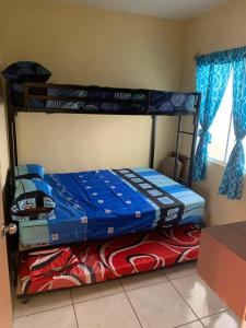 1 dormitorio con 2 literas en una habitación en Departamento en ecoterra paraiso, en Puerto Vallarta