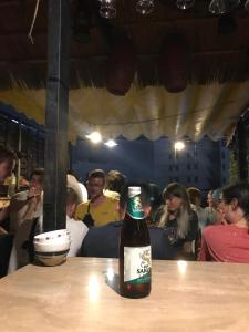 Una botella de cerveza encima de una mesa. en Mobylette Sai Gon, en Ho Chi Minh