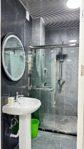 un bagno con doccia, lavandino e specchio di KERUEN SARAY APARTMENTS 20/14 a Türkistan Altre 6 foto