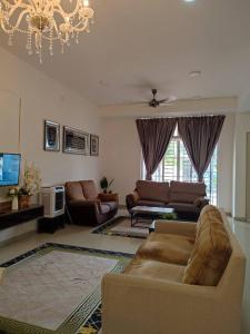 sala de estar con sofá y TV en Dhana Palace Homestay Gelang Patah en Johor Bahru