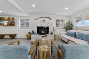 A seating area at New DRIFTWOOD SHORES ROAD HOUSE CAMANO