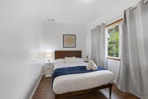 un dormitorio con una cama y una ventana en New Broadway House Mount Vernon, en Mount Vernon
