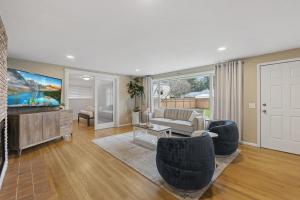 Una sala de estar con un sofá y un televisor. en New Broadway House Mount Vernon, en Mount Vernon