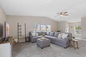 uma sala de estar com um sofá e uma televisão de ecrã plano em New Briarwood Estate, Rosewood Retreat em Mount Vernon