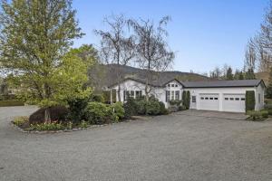 una casa con garaje blanco y entrada en New Briarwood Estate, Rosewood Retreat, en Mount Vernon