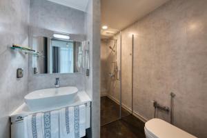 y baño con lavabo, ducha y aseo. en Expocore Hotel, en Ereván