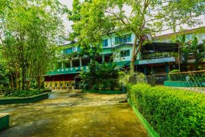 a courtyard in front of a building at Hotel Kingland in Ruwanwella