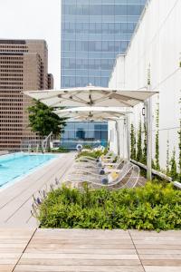 Bazén v ubytování HALL Arts Hotel Dallas, Curio Collection by Hilton nebo v jeho okolí
