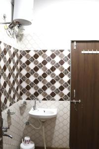 Urmila Homestay في جيلسامر: حمام مع حوض ومرحاض