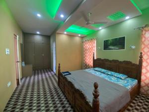 um quarto com uma cama com um tecto verde em AuraB&B Homestay em Srinagar