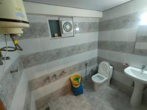 Ένα μπάνιο στο The Snow Trail Narkanda B&B Homestay +17 φωτογραφίες