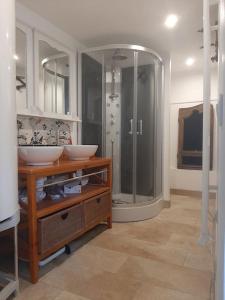 łazienka z 2 umywalkami i prysznicem w obiekcie Au PasSage w mieście Monchy-Humières