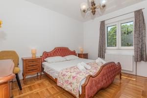 ビリセにあるVilla Marinaのベッドと机と窓のある寝室 +96枚の写真