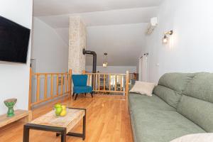 ビリセにあるVilla Marinaのソファとテーブルのあるリビングルーム