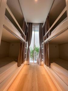 Matini Hostel grandstation客房内的一张或多张床位