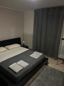 een slaapkamer met een bed met twee handdoeken erop bij Appartamento Elegante, Romantico e Riservato in Palazzolo dello Stella
