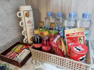 ein Korb mit Flaschen Wasser und Soda in der Unterkunft Amazing view 2 bedrooms new apartment in Batam Center