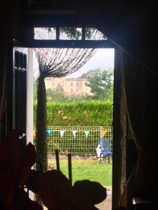 Cussac的住宿－Maison Blanche De Hudson，窗户享有带围栏的庭院景致