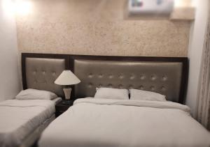 Een bed of bedden in een kamer bij ZRIZIRA INN