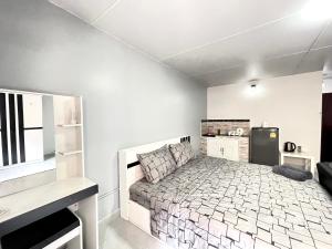 暖武里的住宿－Impact Arena C3 Milo，一间卧室,卧室内配有一张大床