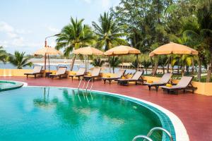 Bazén v ubytování The Aiyapura Koh Chang nebo v jeho okolí
