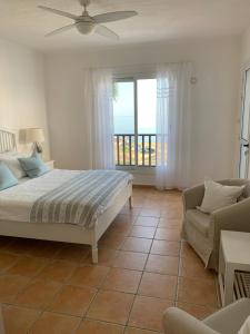 ein Schlafzimmer mit einem Bett und einer Couch und einem Fenster in der Unterkunft Villa Celine in Klorakas + 17 Fotos