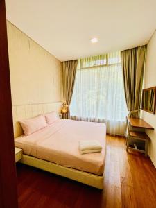 um quarto com uma cama grande e uma janela em Vortex suites klcc by Yashrib em Kuala Lumpur