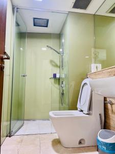 uma casa de banho com um chuveiro, um WC e um lavatório. em Vortex suites klcc by Yashrib em Kuala Lumpur