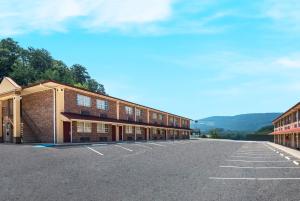 an empty parking lot in front of a building at Red Roof Inn Chattanooga - Lookout Mountain in Chattanooga