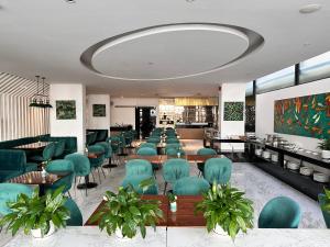 a salon with green chairs and a waiting room at Len's Hotel in Da Lat
