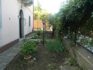 A garden outside Casa Vacanze Liperni