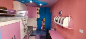 ein rosa und blaues Zimmer mit einem Etagenbett in der Unterkunft Апартамент ВИСАИ in Blagoewgrad