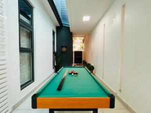 布城的住宿－OS Private Pool 3-Sty Bungalow Classic Elegant，一个带台球桌的房间,上面有提示