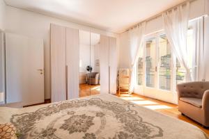 een slaapkamer met een groot bed en een raam bij Casa Lido Venezia with balconies LOC09394 in Venetië-Lido