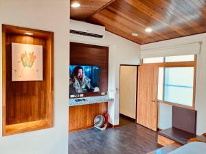TV a/nebo společenská místnost v ubytování 小城門 親子寵物包棟民宿 City Door Family and Pet-Friendly Entire Home