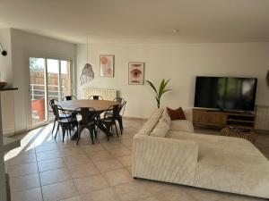 TV a/nebo společenská místnost v ubytování Villa L' Oliviera, vue mer et plages à pieds