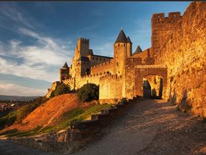 duży zamek na szczycie wzgórza w obiekcie Gîte au pied de la Cité Médiévale - Le 127 w Carcassonne