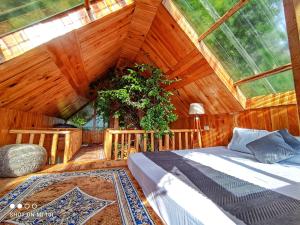 سرير أو أسرّة في غرفة في The Tree Top Treehouse Jibhi