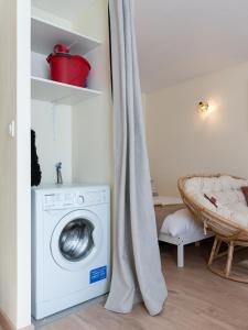 a laundry room with a washing machine and a curtain at Le Lotus - Parking public gratuit, wifi haut débit, proche autoroute, gare & centre ville in Mâcon +10 photos