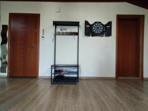 Zimmer mit zwei Türen und einer Dartscheibe an der Wand in der Unterkunft Studio Loft Aridea in Aridea
